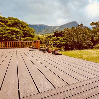 Bom preço. Decking WPC 3D composto resistente Profil oco leve com buracos quadrados on-line