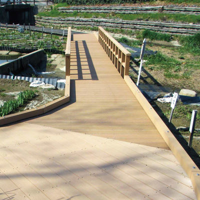 Bom preço. Pavimentação de piso de WPC projetada Pavimentação de piso composta de madeira e plástico personalizada on-line